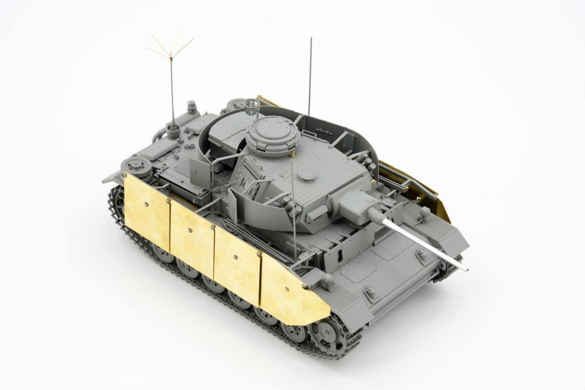 Border Model 1/35 Pz.Bef.Wg.III Ausf.K 2in1 w/Schürzen BT-048 Model Kit