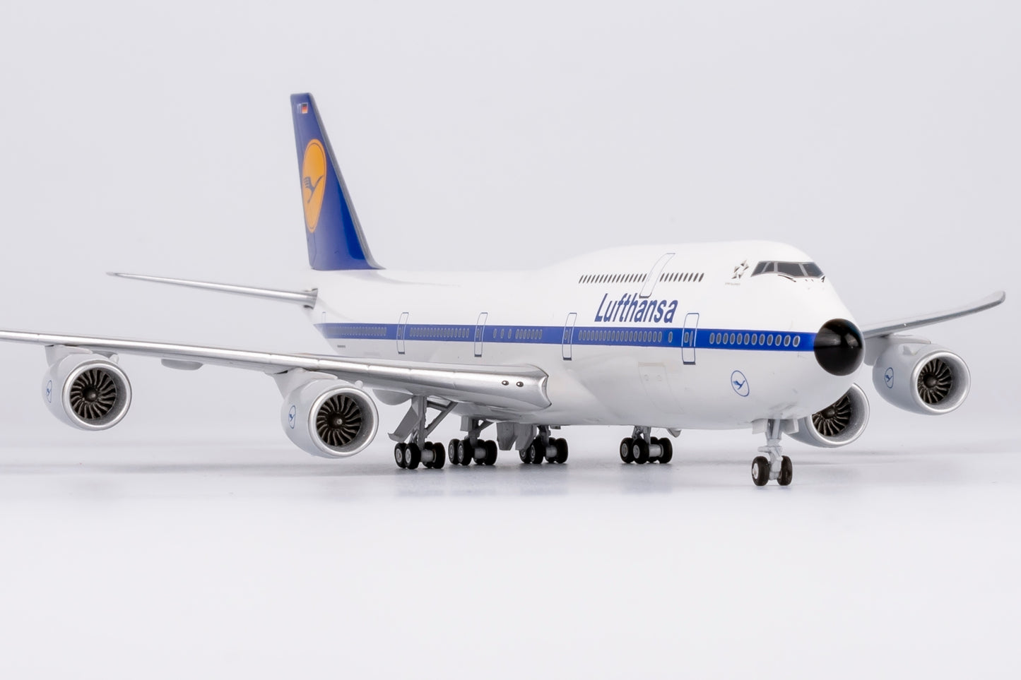 NG Models 1/400 Lufthansa 747-8 D-ABYT Retro colors