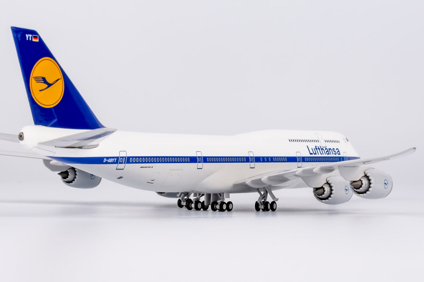 NG Models 1/400 Lufthansa 747-8 D-ABYT Retro colors