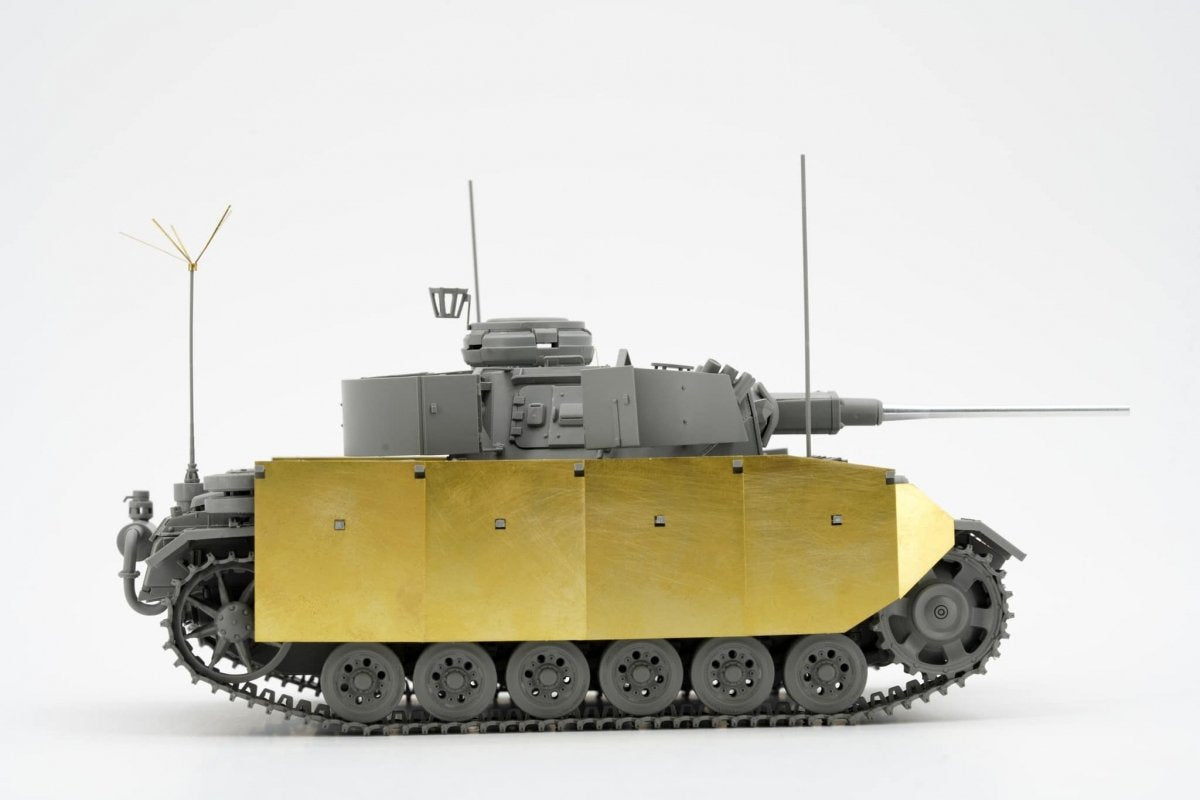 Border Model 1/35 Pz.Bef.Wg.III Ausf.K 2in1 w/Schürzen BT-048 Model Kit