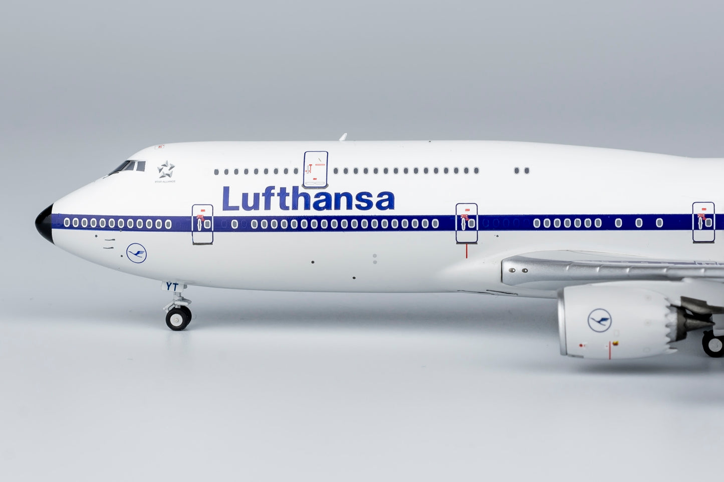 NG Models 1/400 Lufthansa 747-8 D-ABYT Retro Colors ULTIMATE Edition