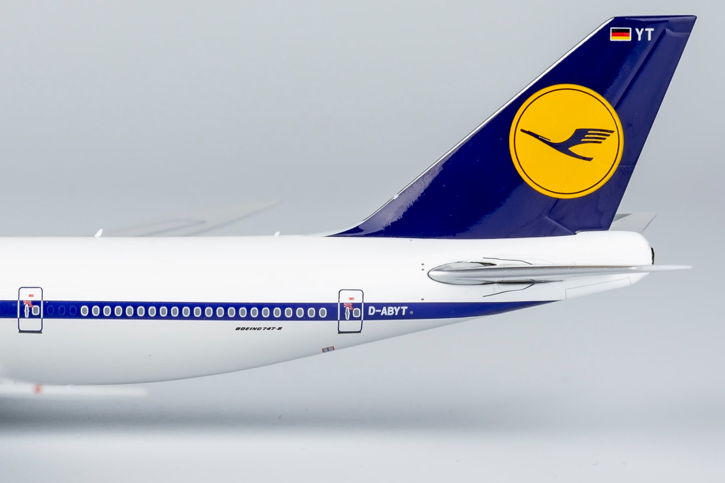 NG Models 1/400 Lufthansa 747-8 D-ABYT Retro Colors ULTIMATE Edition
