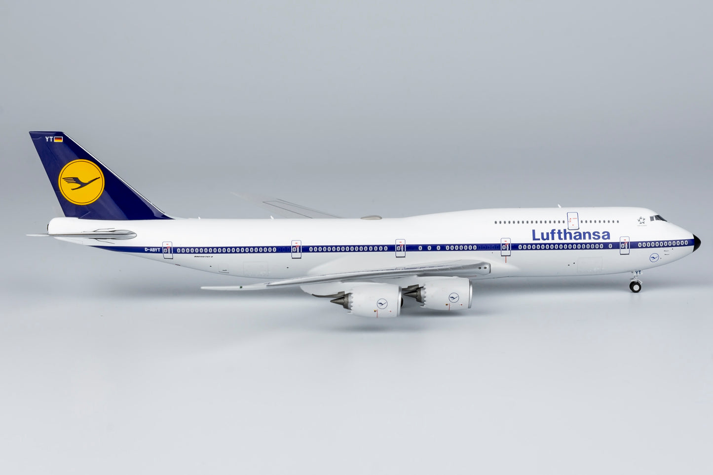 NG Models 1/400 Lufthansa 747-8 D-ABYT Retro Colors ULTIMATE Edition