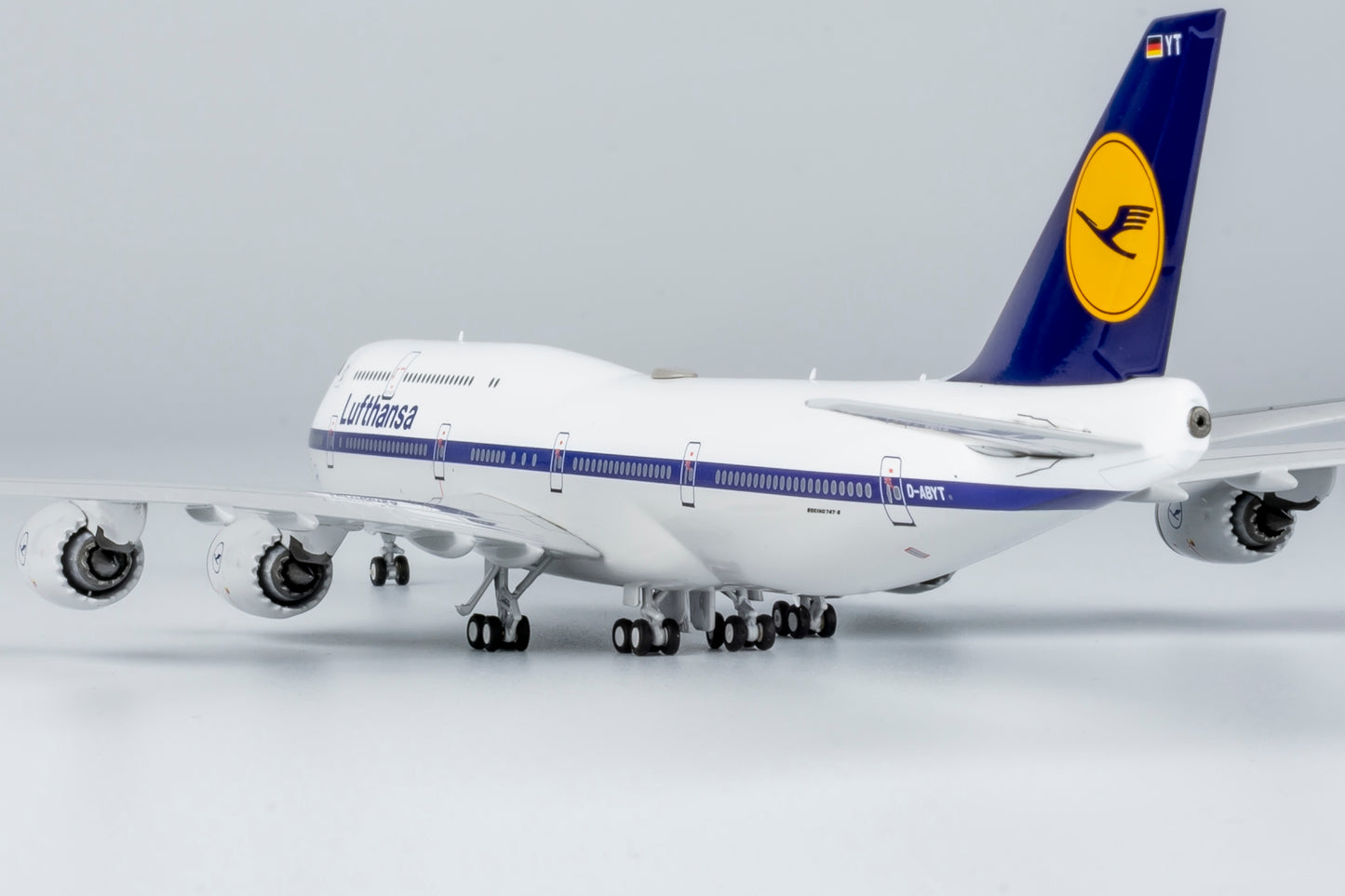 NG Models 1/400 Lufthansa 747-8 D-ABYT Retro Colors ULTIMATE Edition