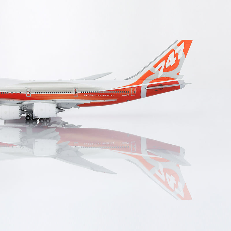 HX Models 1/400 Boeing Company B747-8 Red "House livery" Flaps-Down Version